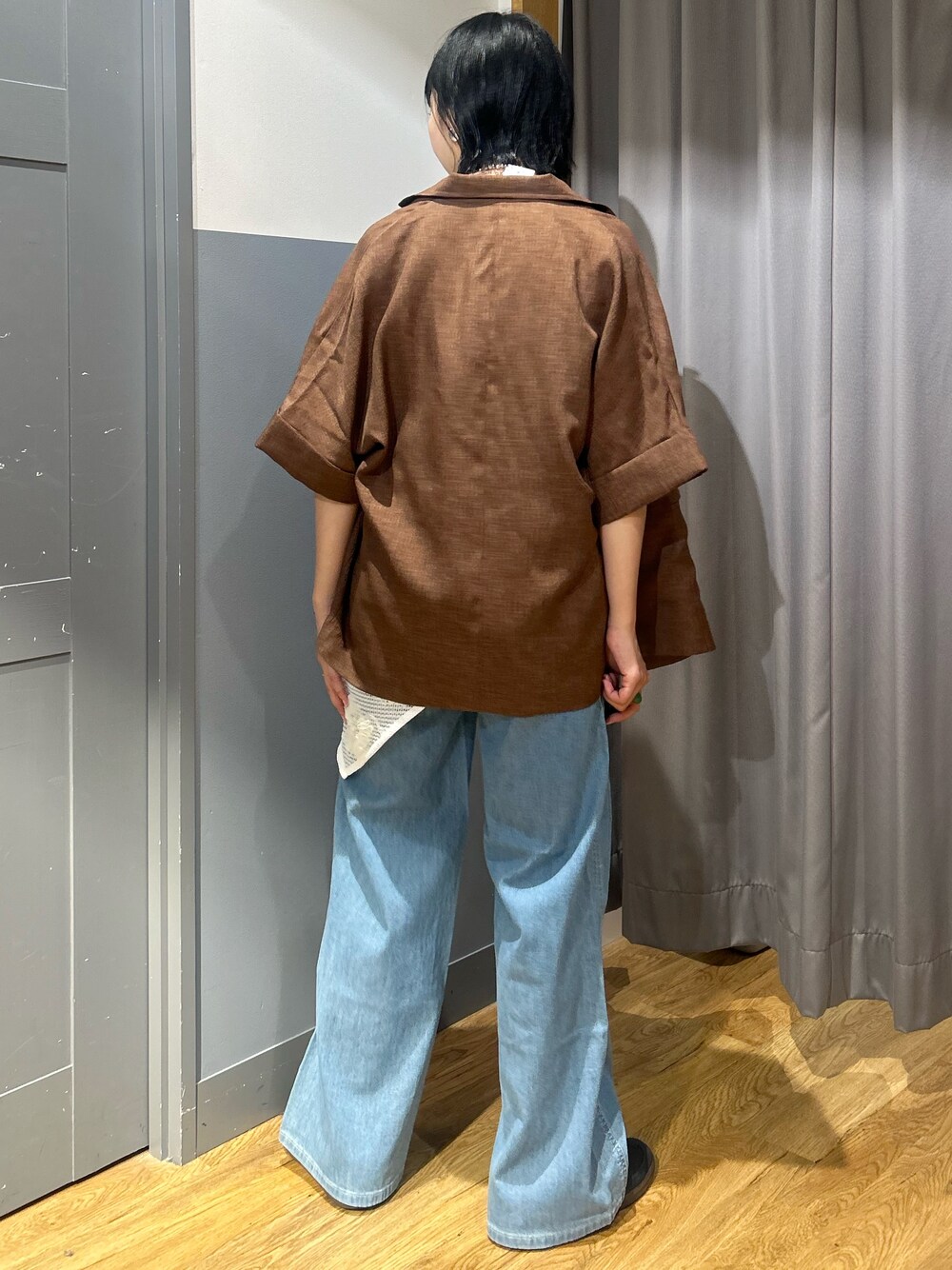 ブラウン系のテーラードジャケット、ブラック系のショルダーバッグ、グレー系のTシャツ/カットソーを着用したレディースの春コーディネートの3枚目の写真