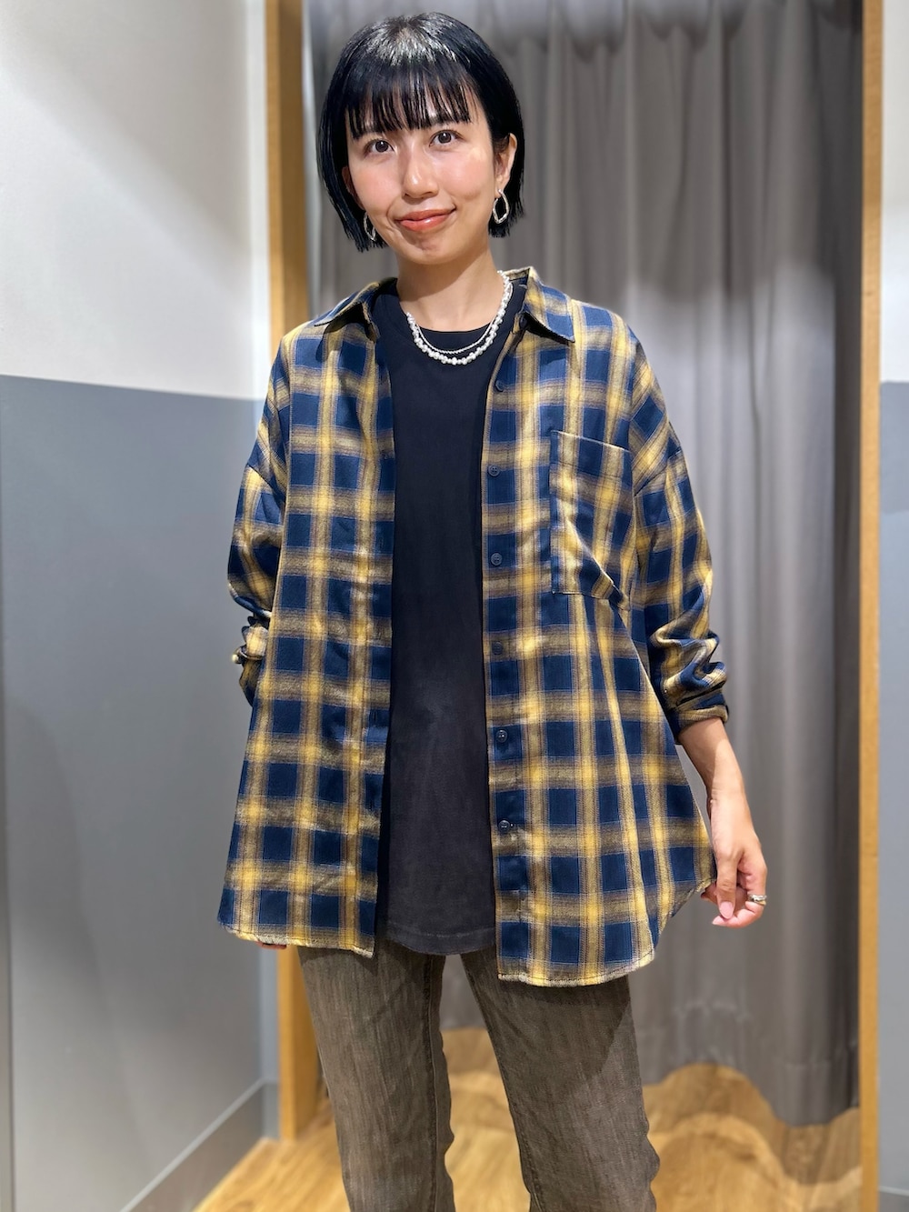 ブラック系のTシャツ/カットソー、ブルー系のシャツ/ブラウス、ブラウン系のその他パンツを着用したレディースの秋コーディネートの6枚目の写真