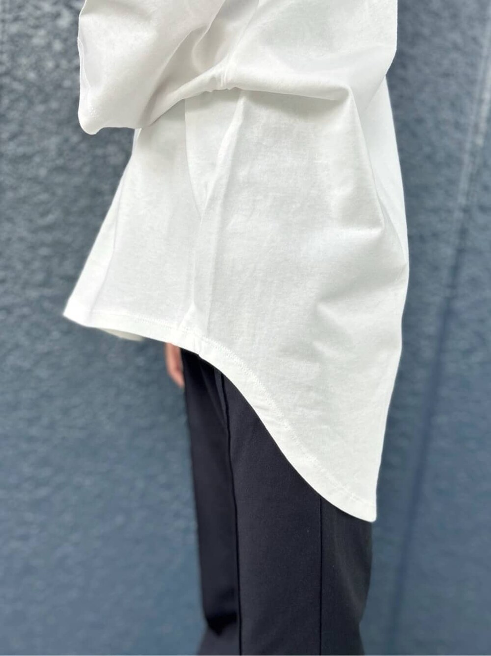 ホワイト系のTシャツ/カットソー、ブラック系のその他パンツ、シルバー系のショルダーバッグを着用したキッズの春コーディネートの5枚目の写真