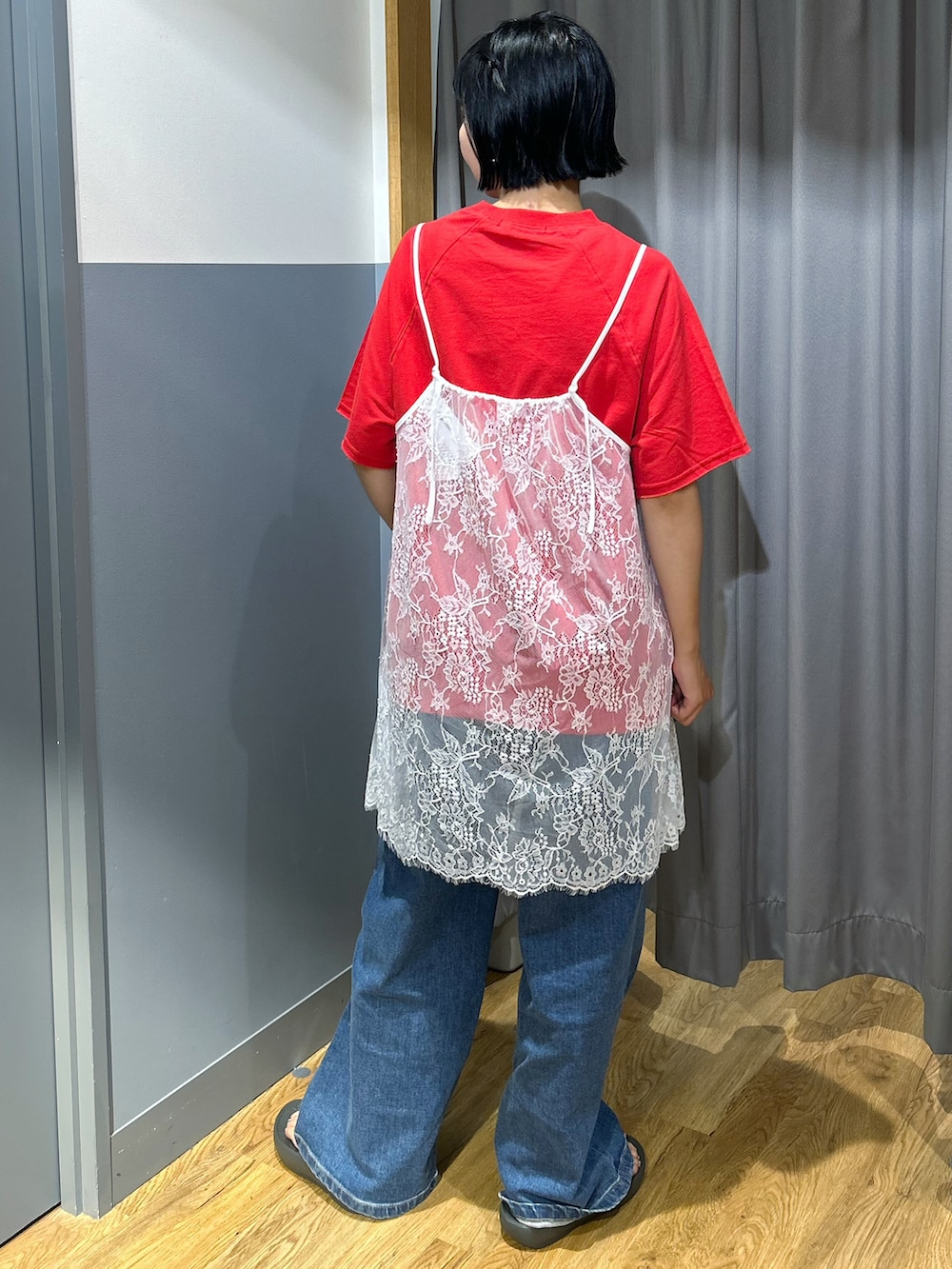 レッド系のTシャツ/カットソー、ホワイト系のTシャツ/カットソー、ブルー系のデニムパンツを着用したレディースの夏コーディネートの2枚目の写真