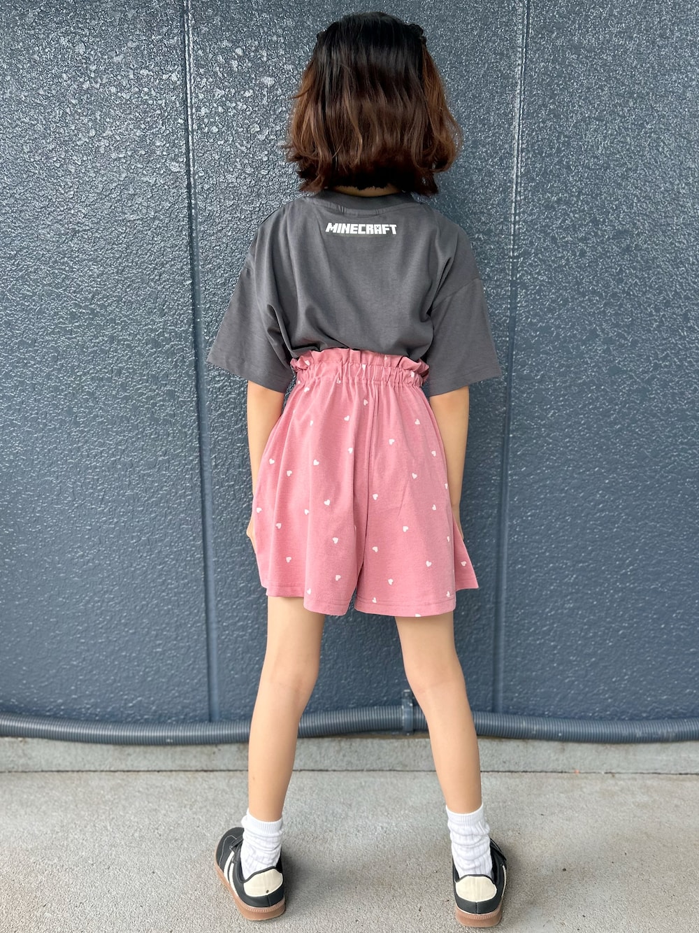 グレー系のTシャツ/カットソー、ピンク系のその他パンツを着用したキッズの夏コーディネートの3枚目の写真