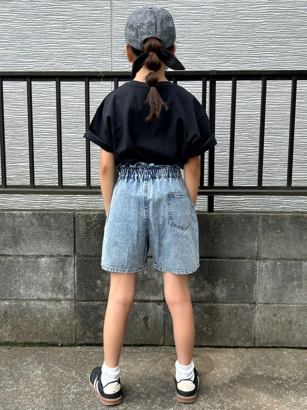 ブラック系のTシャツ/カットソー、ブルー系のその他パンツ、ブラック系のキャップを着用したキッズの夏コーディネートの3枚目の写真