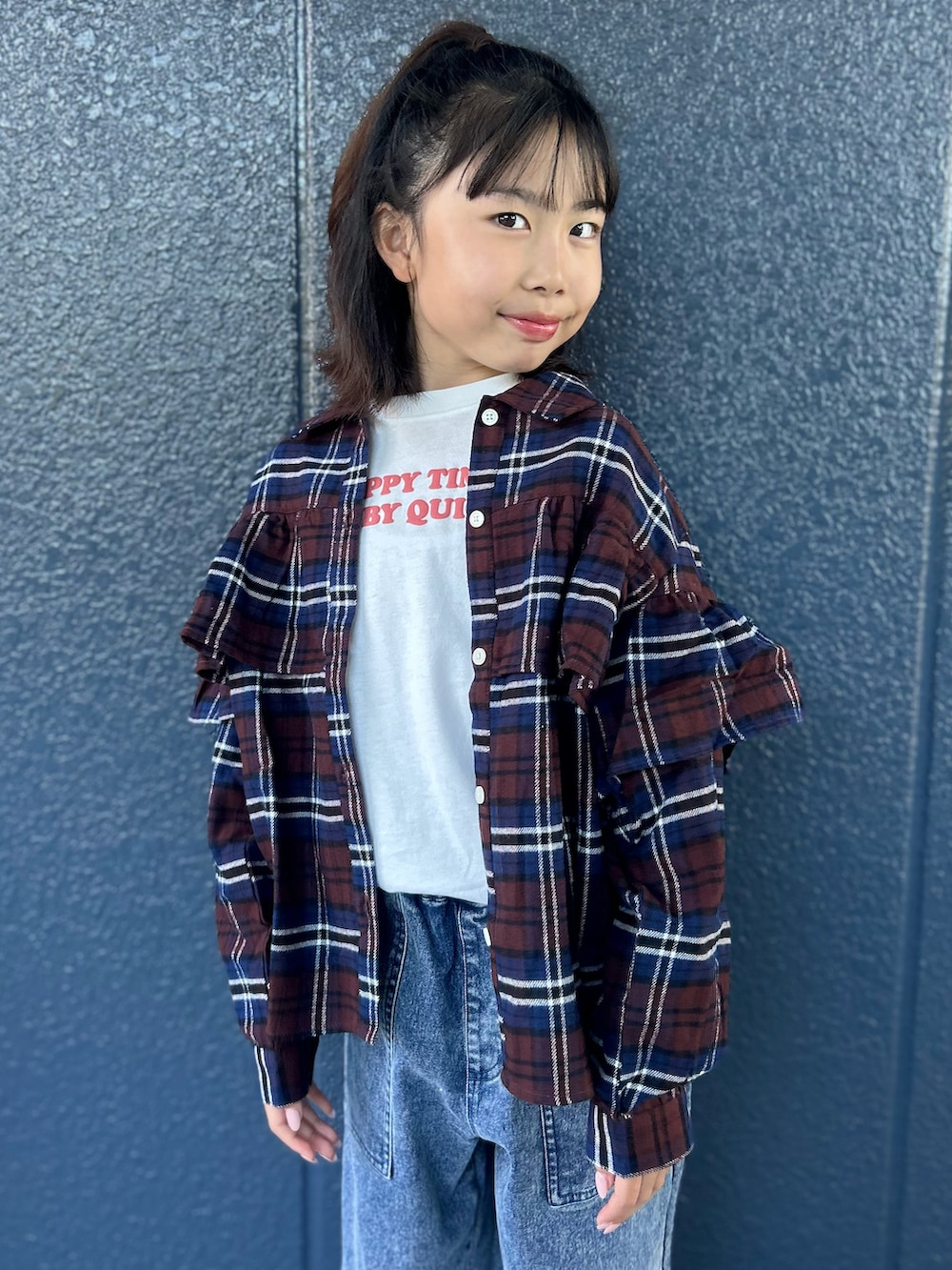 ブラウン系のシャツ/ブラウス、ブルー系のその他パンツ、ホワイト系のTシャツ/カットソーを着用したキッズの秋コーディネートの4枚目の写真
