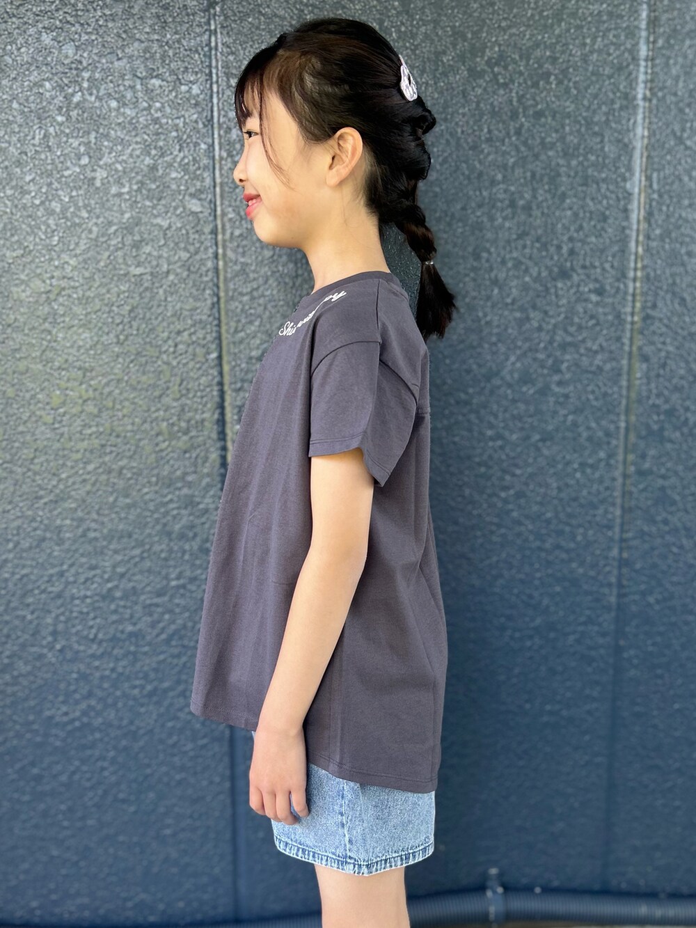 グレー系のTシャツ/カットソー、ブルー系のその他パンツ、ブラック系のショルダーバッグを着用したレディースの春コーディネートの6枚目の写真