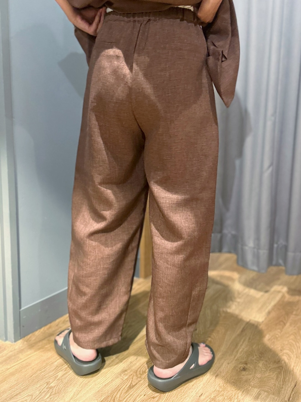 ブラウン系のテーラードジャケット、ブラウン系のその他パンツ、ホワイト系のタンクトップを着用したレディースの夏コーディネートの7枚目の写真