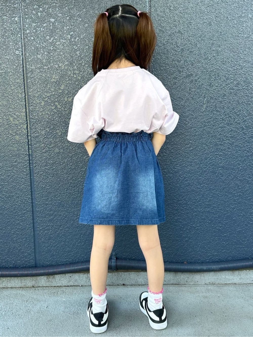 ピンク系のTシャツ/カットソー、ブルー系のデニムスカート、パープル系のパーカーを着用したキッズの春コーディネートの6枚目の写真