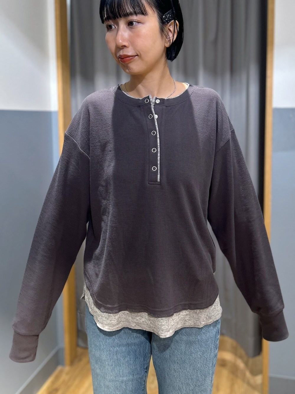 グレー系のTシャツ/カットソー、ブルー系のその他パンツ、グリーン系のショルダーバッグを着用したレディースの秋コーディネートの4枚目の写真