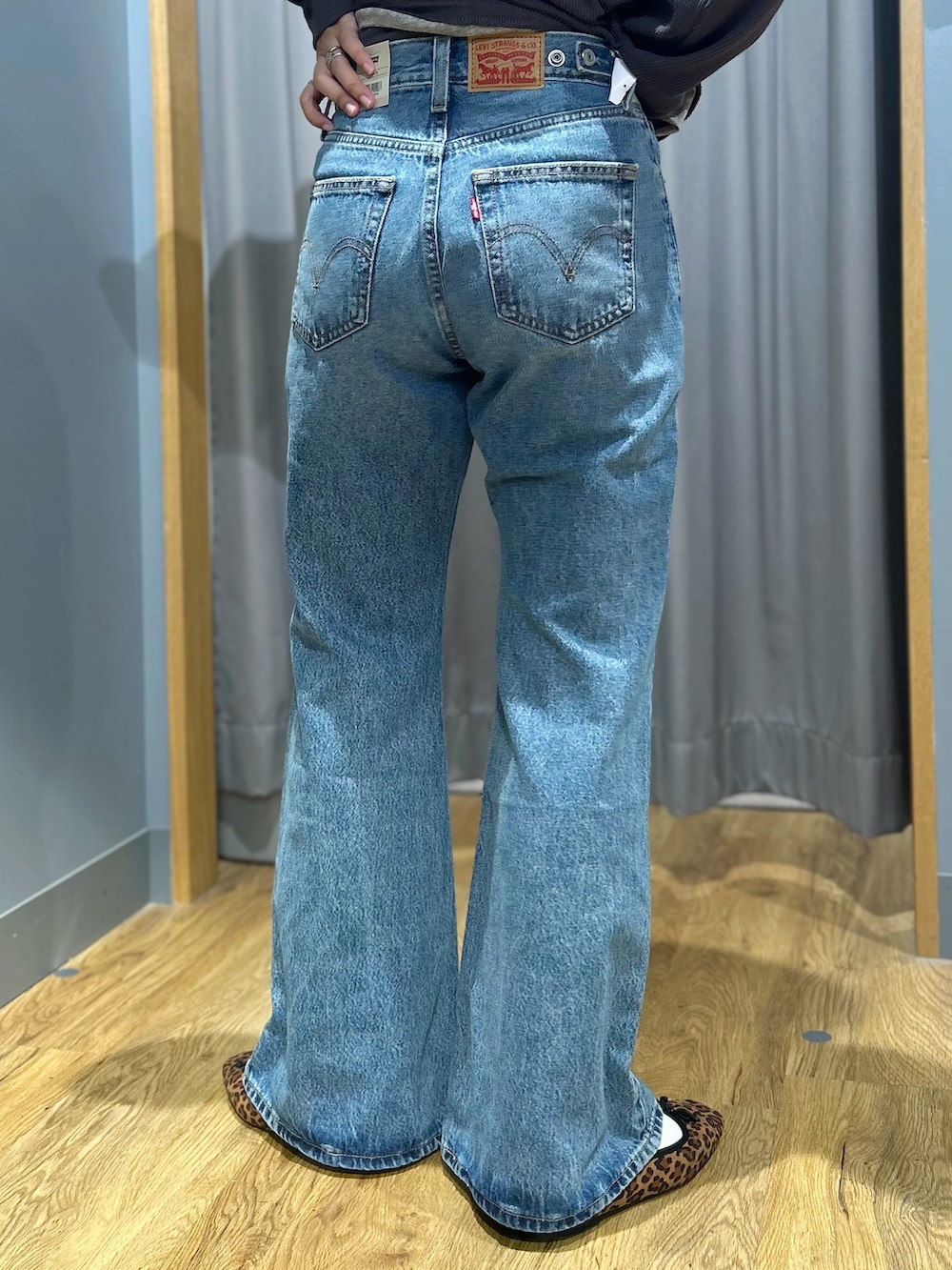 グレー系のTシャツ/カットソー、ブルー系のその他パンツ、グリーン系のショルダーバッグを着用したレディースの秋コーディネートの7枚目の写真