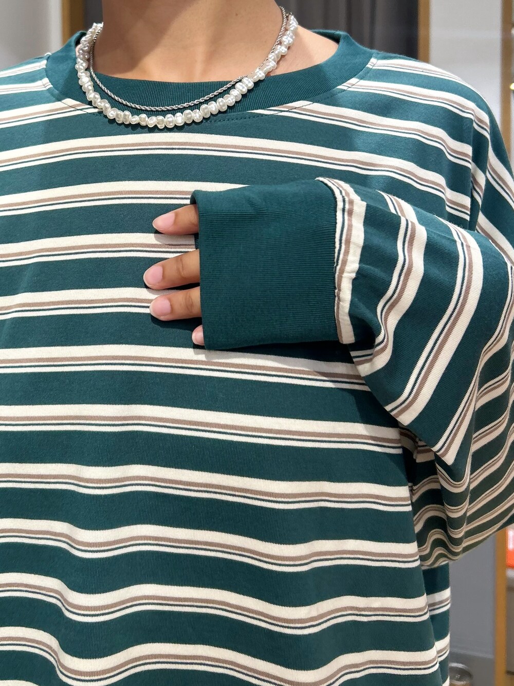 グリーン系のTシャツ/カットソー、ブルー系のその他パンツ、ブラック系のショルダーバッグを着用したレディースの秋コーディネートの6枚目の写真