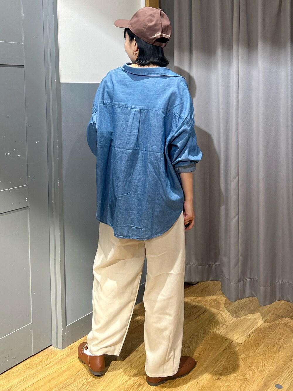 ブルー系のシャツ/ブラウス、ベージュ系のその他パンツ、ホワイト系のタンクトップを着用したレディースの春コーディネートの4枚目の写真
