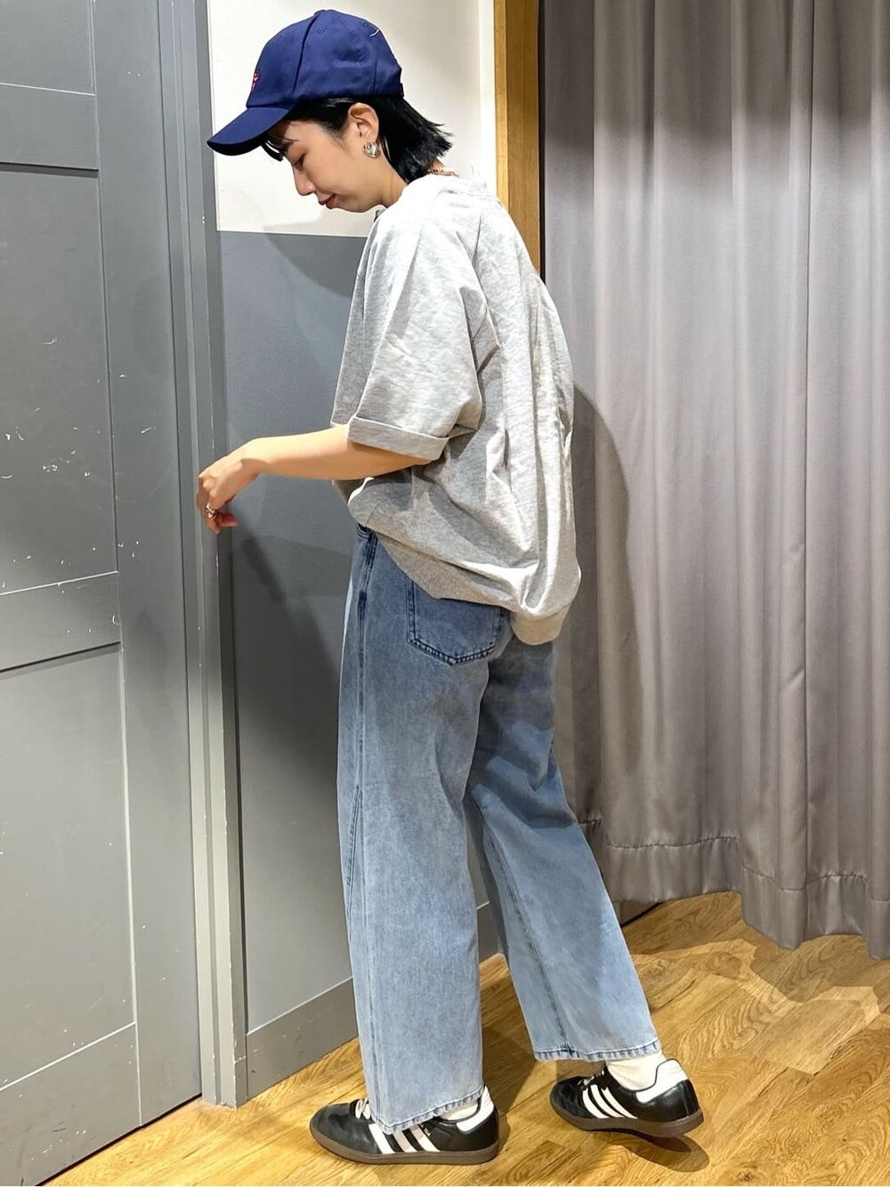 グレー系のその他トップス、ブルー系のその他パンツ、ブラウン系のショルダーバッグを着用したレディースの春コーディネートの3枚目の写真