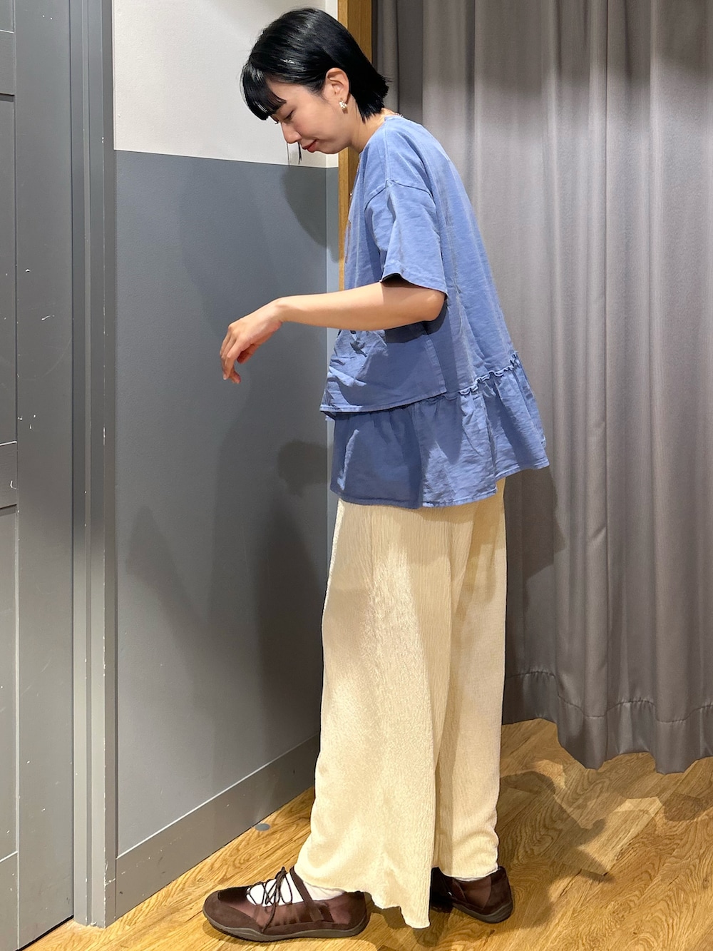 ブルー系のTシャツ/カットソー、ベージュ系のその他パンツを着用したレディースの春コーディネートの3枚目の写真