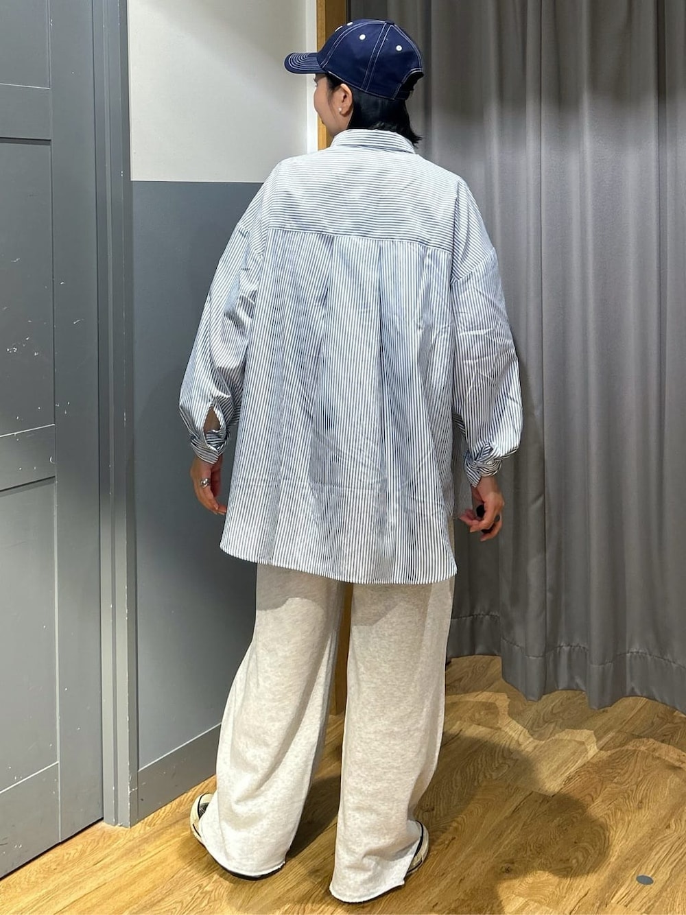 グレー系のその他パンツ、ブルー系のシャツ/ブラウス、ホワイト系のシャツ/ブラウスを着用したレディースの春コーディネートの6枚目の写真