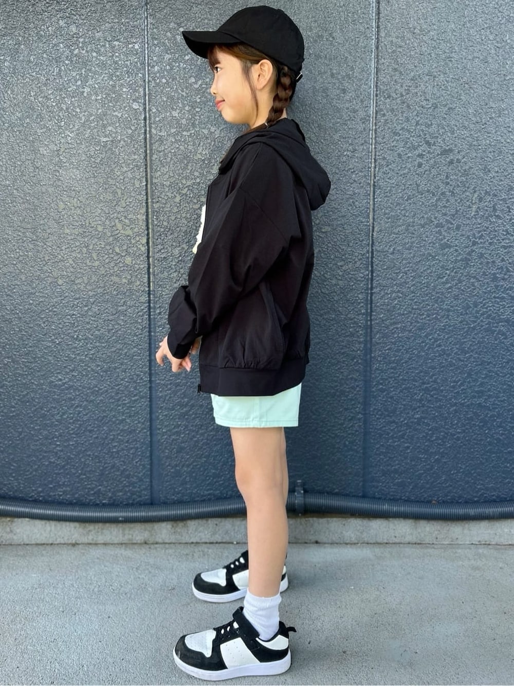 イエロー系のTシャツ/カットソー、グリーン系のその他パンツ、ブラック系のパーカーを着用したレディースの春コーディネートの2枚目の写真