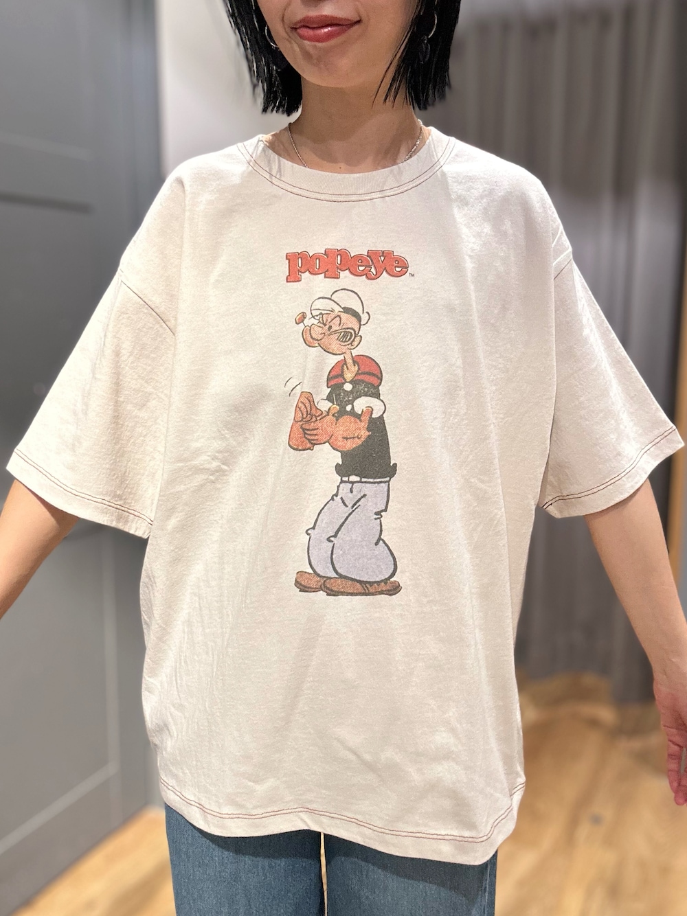 ホワイト系のTシャツ/カットソー、ブルー系のデニムパンツ、ブラウン系のベストを着用したレディースの春コーディネートの4枚目の写真