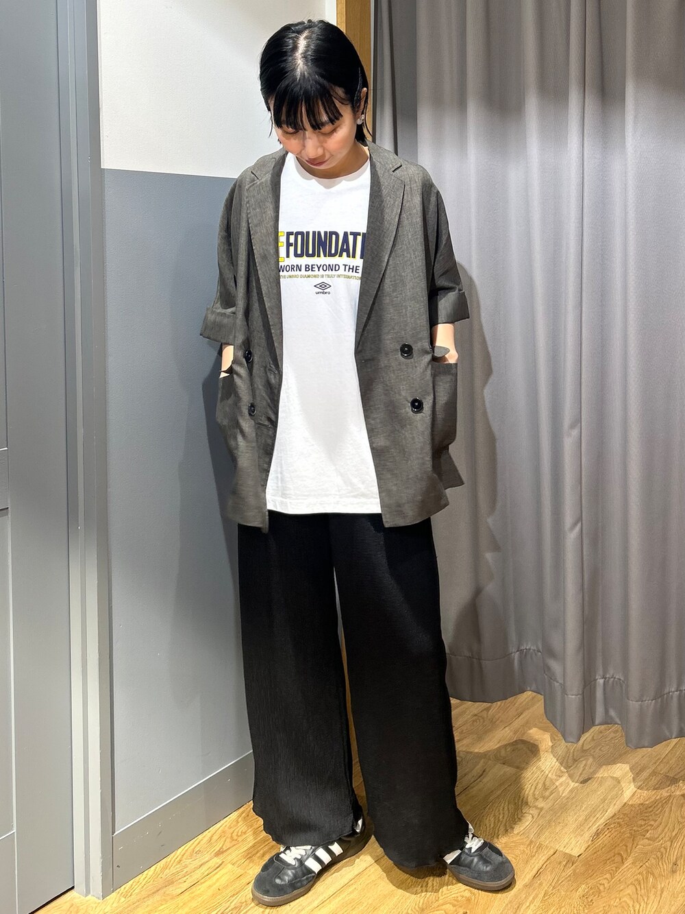 ブラック系のその他パンツ、グレー系のテーラードジャケット、イエロー系のショルダーバッグを着用したレディースの夏コーディネートの2枚目の写真