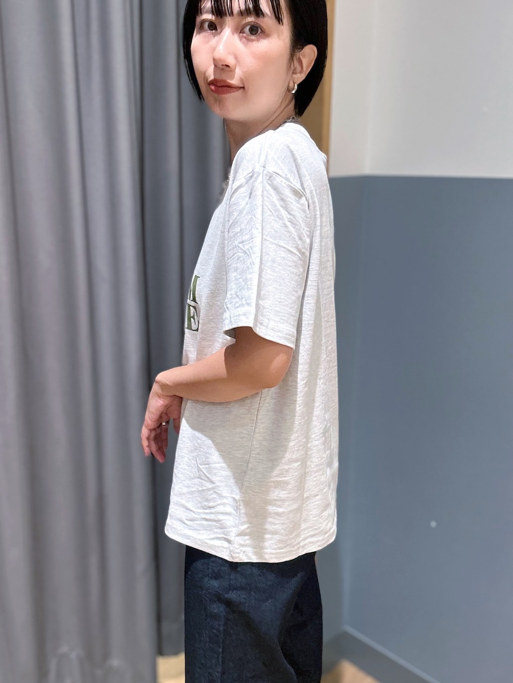 グレー系のTシャツ/カットソー、ブラウン系のシャツ/ブラウス、ブルー系のデニムパンツを着用したレディースの夏コーディネートの7枚目の写真