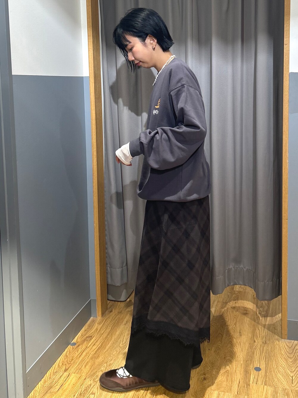 ブラック系のニット/セーター、ブラック系のTシャツ/カットソー、ブラック系のその他パンツを着用したレディースの秋コーディネートの3枚目の写真