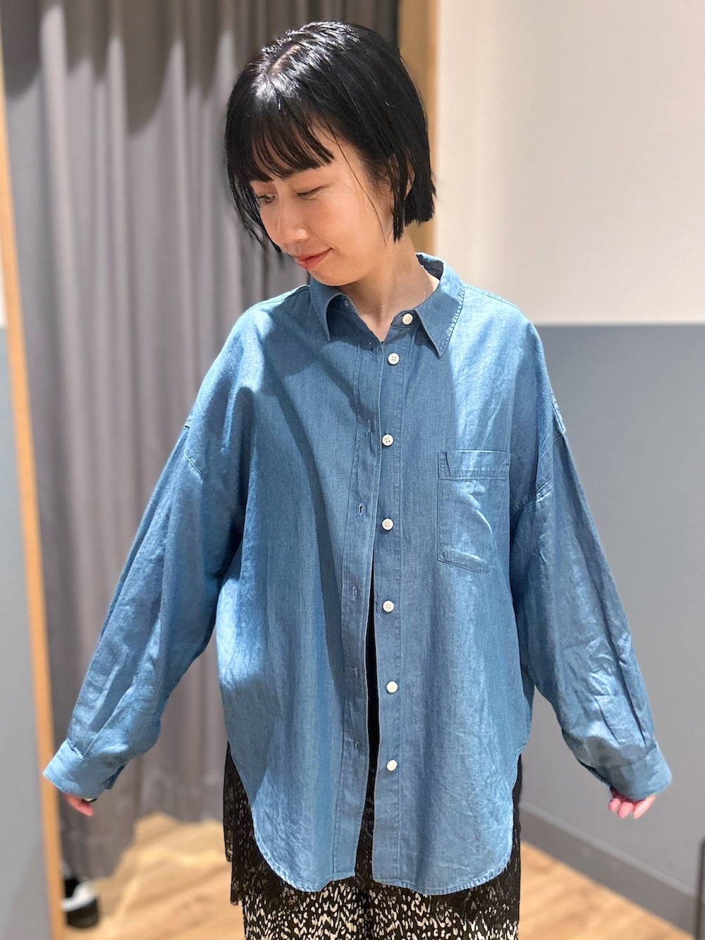 ブラック系のTシャツ/カットソー、ブルー系のシャツ/ブラウス、グレー系のその他パンツを着用したレディースの夏コーディネートの4枚目の写真