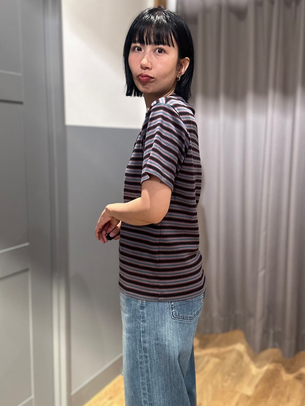 ブルー系のTシャツ/カットソー、ブラック系のベスト、ブルー系のデニムパンツを着用したレディースの夏コーディネートの8枚目の写真