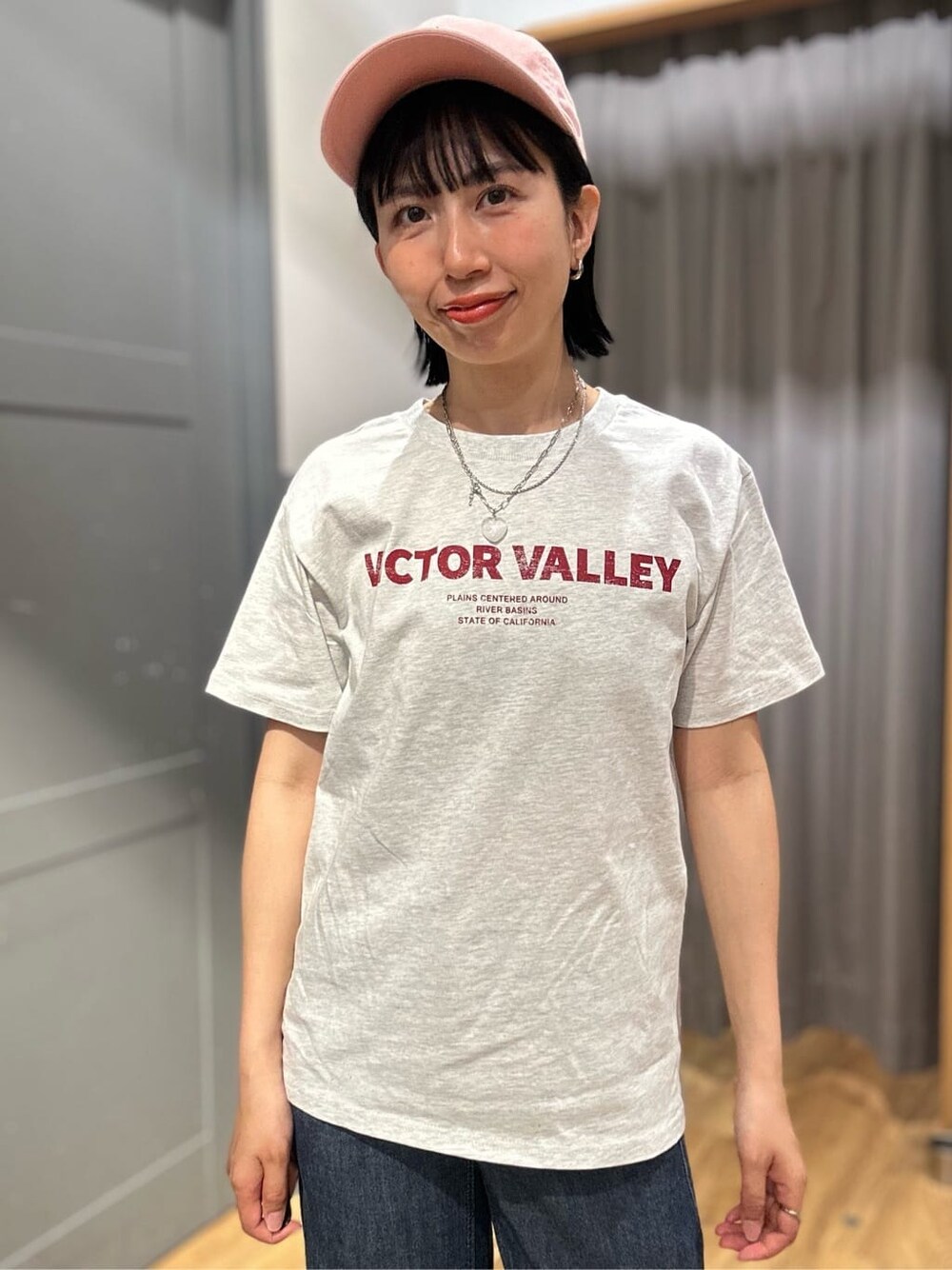 グレー系のTシャツ/カットソー、グレー系のカーディガン/ボレロ、ブルー系のデニムパンツを着用したレディースの春コーディネートの5枚目の写真