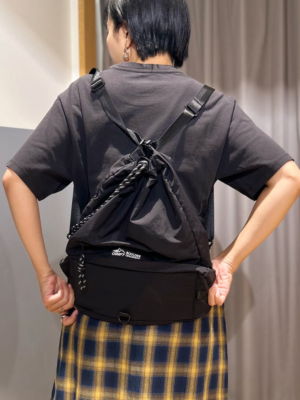 ブラック系のTシャツ/カットソー、ブルー系のシャツ/ブラウス、ブラウン系のその他パンツを着用したレディースの秋コーディネートの10枚目の写真