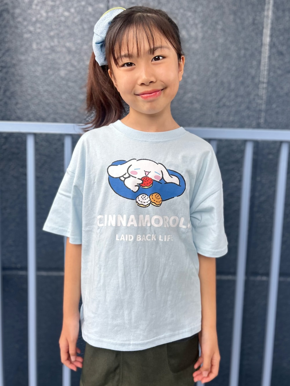 ブルー系のTシャツ/カットソー、ブラウン系のその他パンツを着用したキッズの夏コーディネートの4枚目の写真