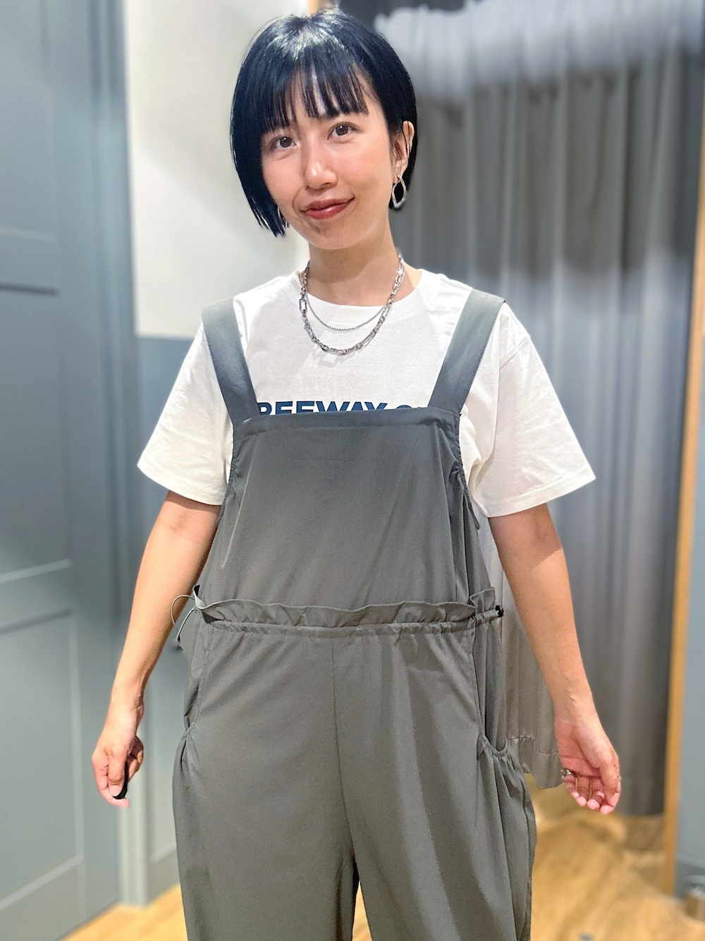 ホワイト系のTシャツ/カットソー、グリーン系のサロペット/オーバーオール、ブラック系のトートバッグを着用したレディースの夏コーディネートの6枚目の写真