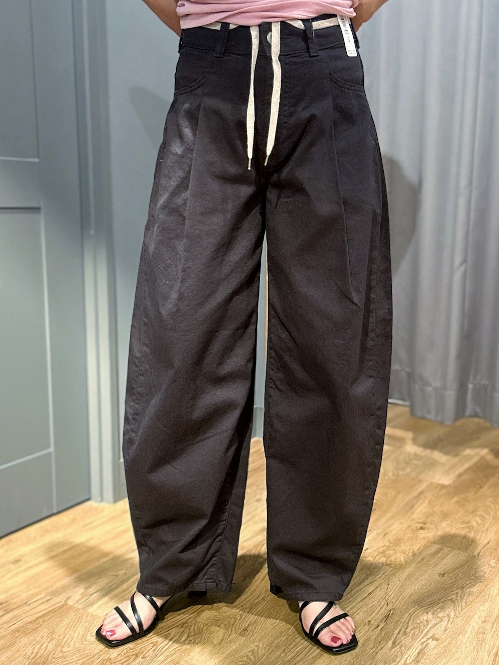 ピンク系のTシャツ/カットソー、グレー系のその他パンツ、ブラック系のショルダーバッグを着用したレディースの夏コーディネートの7枚目の写真