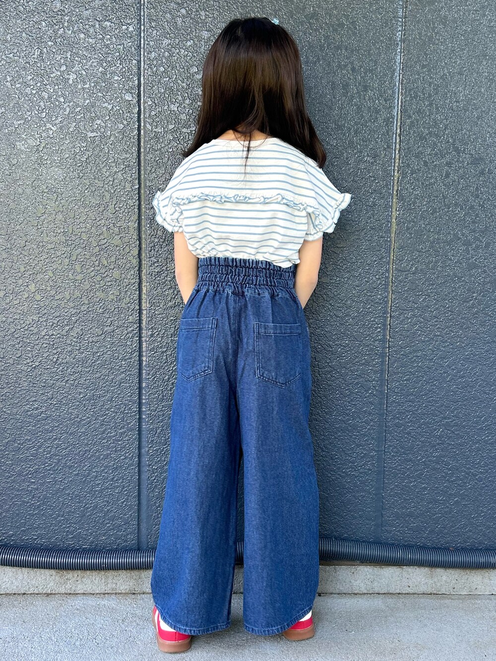 ブルー系のTシャツ/カットソー、ブルー系のデニムパンツ、ブラック系のショルダーバッグを着用したレディースの春コーディネートの3枚目の写真