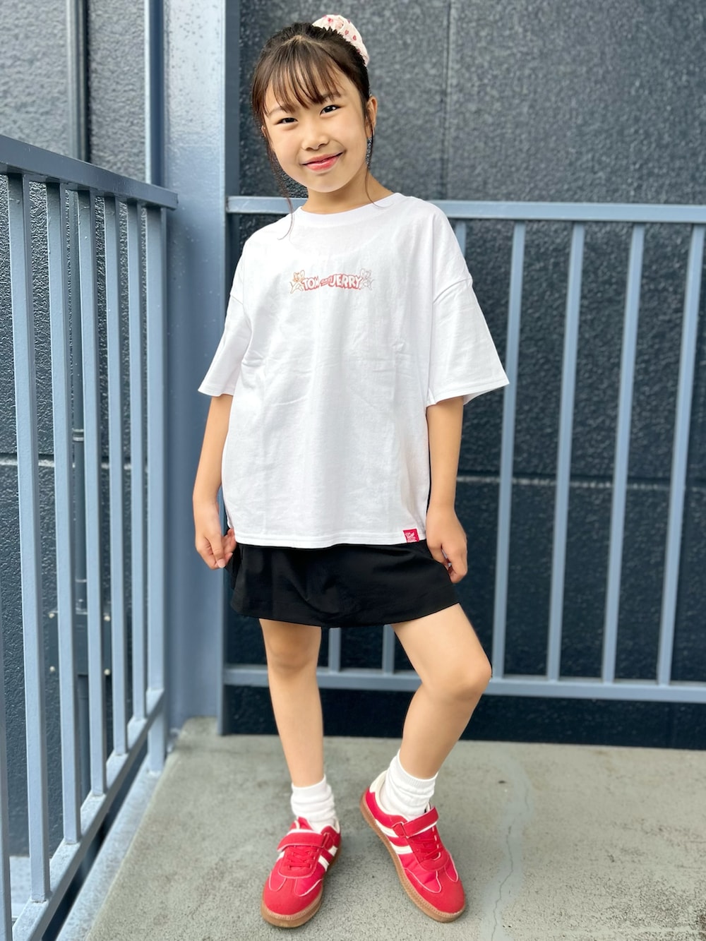 ホワイト系のTシャツ/カットソー、ブラック系のスカートを着用したキッズの夏コーディネートの6枚目の写真