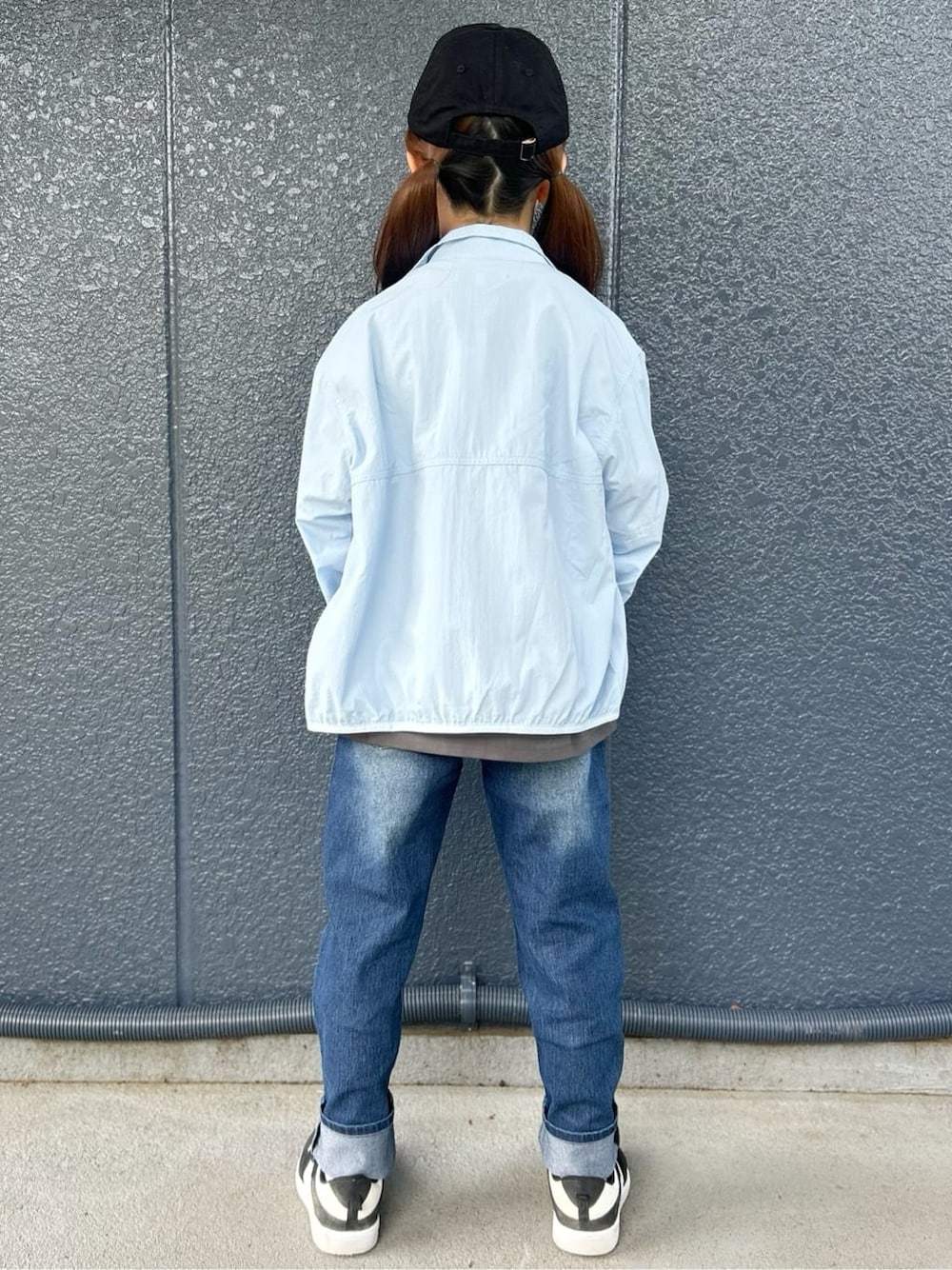 グレー系のTシャツ/カットソー、ブルー系のデニムパンツ、パープル系のバックパック/リュックを着用したキッズの春コーディネートの4枚目の写真