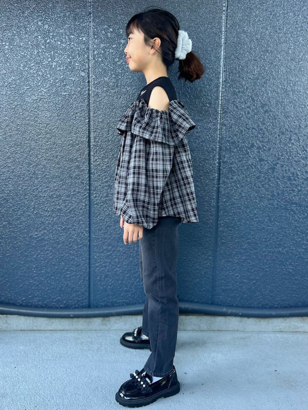 ブラック系のその他パンツを着用したキッズの秋コーディネートの2枚目の写真