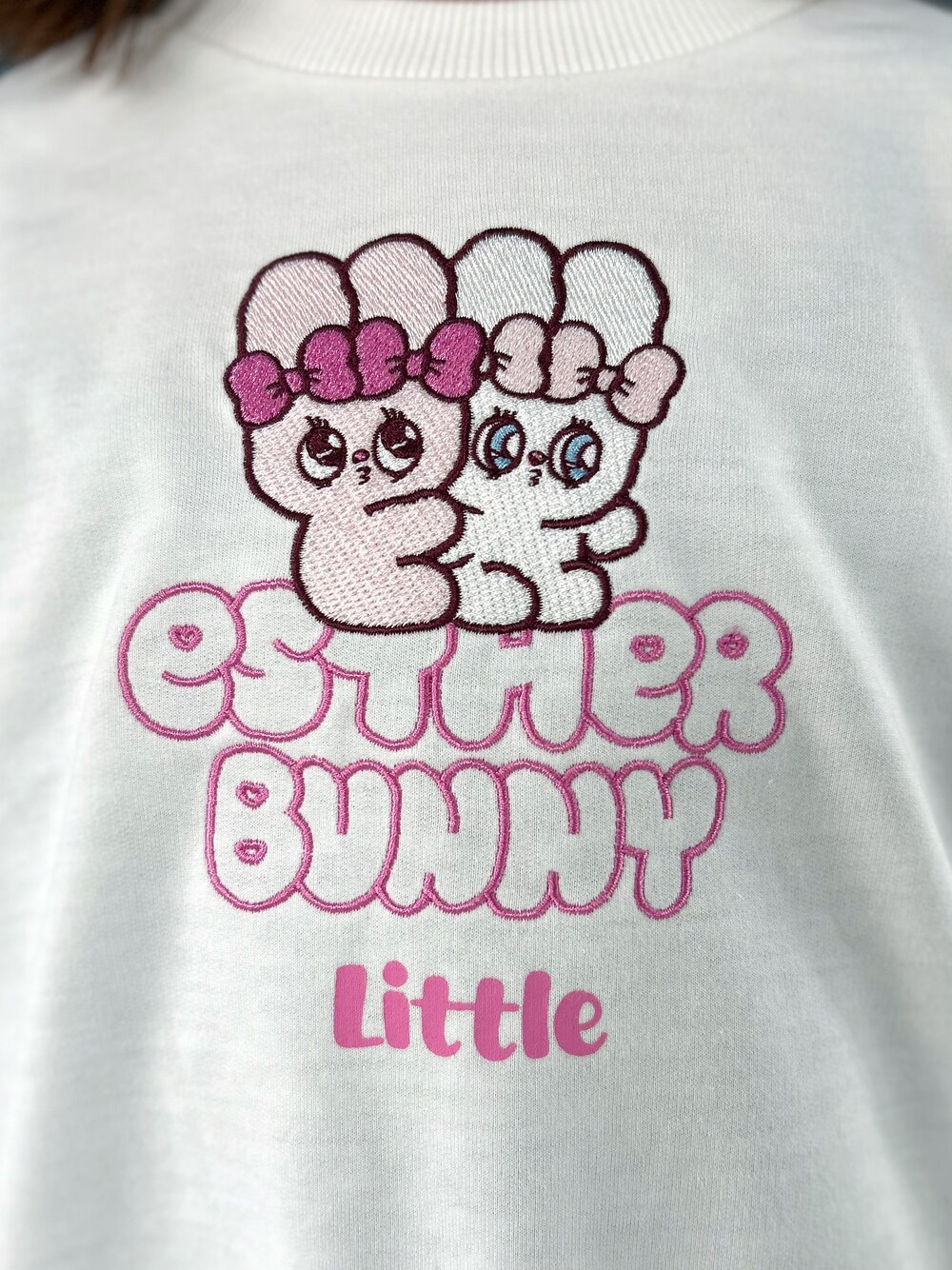 ホワイト系のTシャツ/カットソー、ブラック系のその他パンツを着用したキッズの秋コーディネートの5枚目の写真