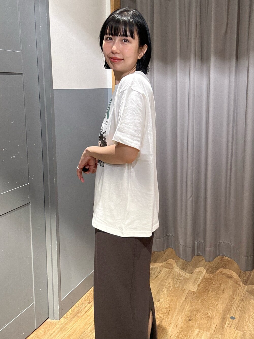 ホワイト系のTシャツ/カットソー、ブラウン系のベスト、ブラック系のハットを着用したレディースの春コーディネートの6枚目の写真