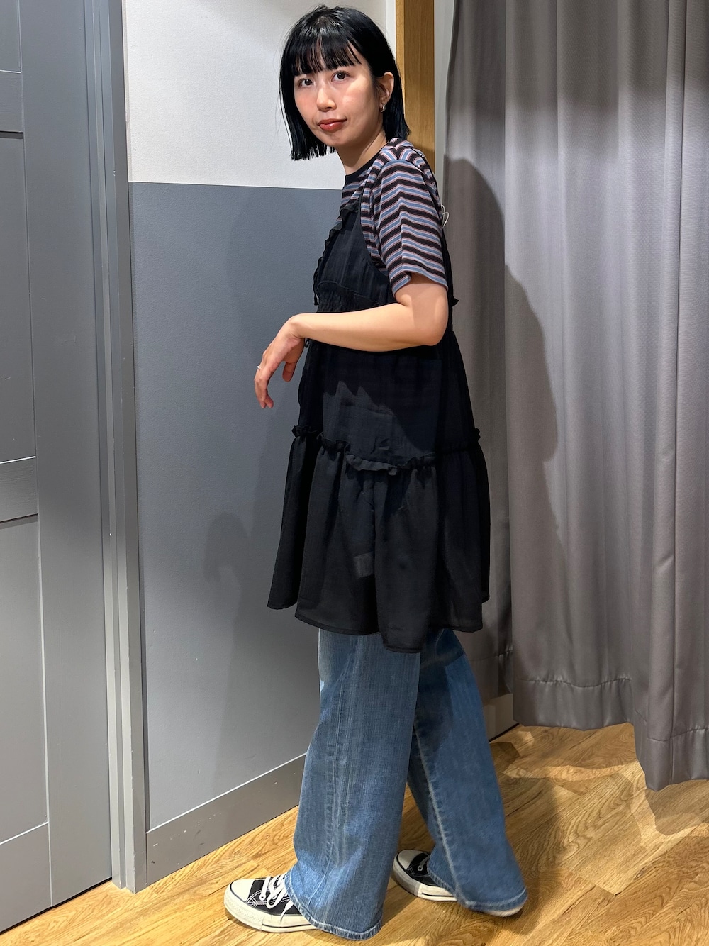 ブルー系のTシャツ/カットソー、ブラック系のベスト、ブルー系のデニムパンツを着用したレディースの夏コーディネートの3枚目の写真