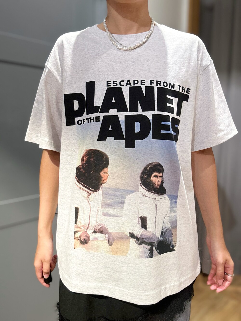 グレー系のTシャツ/カットソー、ブラック系のデニムパンツ、ブラック系のショルダーバッグを着用したレディースの夏コーディネートの4枚目の写真