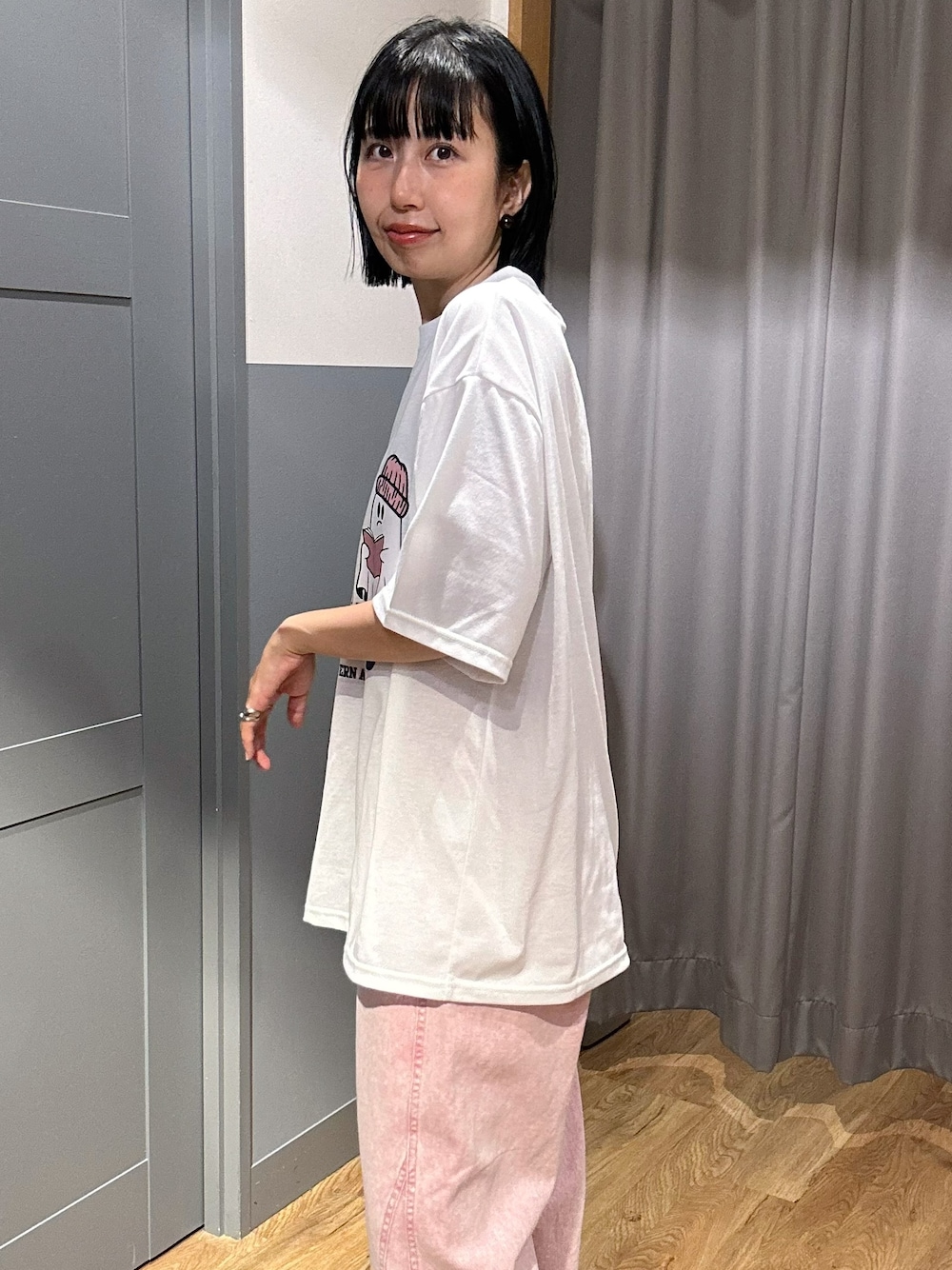 ホワイト系のTシャツ/カットソー、ピンク系のその他パンツ、ブラック系のスカートを着用したレディースの夏コーディネートの5枚目の写真