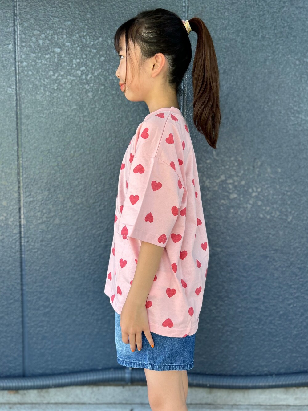 ピンク系のTシャツ/カットソー、ブルー系のその他パンツ、ピンク系のショルダーバッグを着用したキッズの夏コーディネートの5枚目の写真