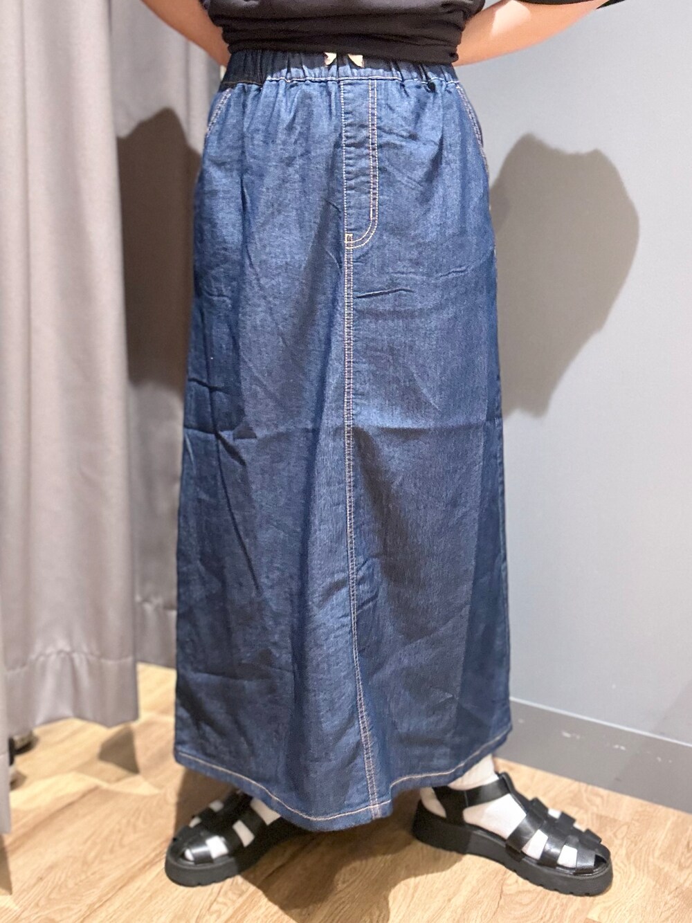 ブラック系のTシャツ/カットソー、グレー系のシャツ/ブラウス、ブルー系のスカートを着用したレディースの夏コーディネートの8枚目の写真