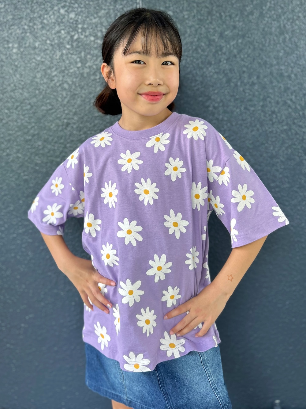 パープル系のTシャツ/カットソー、ブルー系のデニムスカートを着用したキッズの夏コーディネートの4枚目の写真