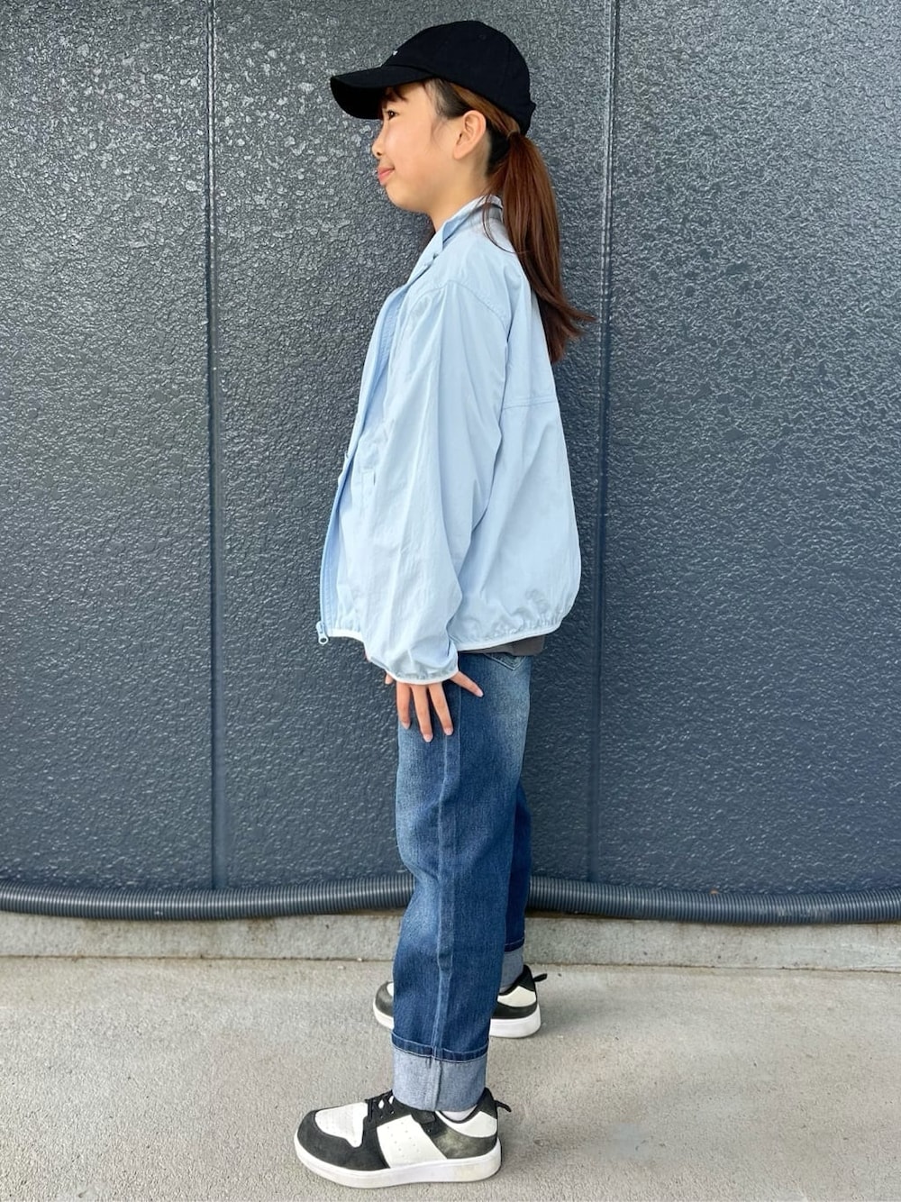 グレー系のTシャツ/カットソー、ブルー系のデニムパンツ、パープル系のバックパック/リュックを着用したキッズの春コーディネートの3枚目の写真