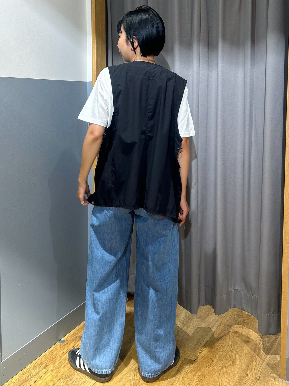 ホワイト系のTシャツ/カットソー、ブルー系のデニムパンツ、ブラック系のシャツ/ブラウスを着用したレディースの夏コーディネートの3枚目の写真