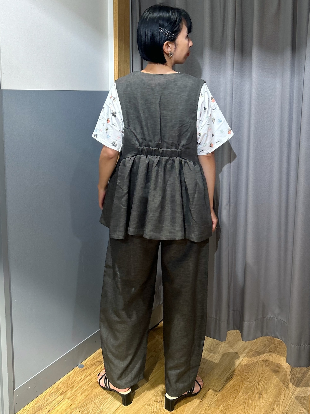 ホワイト系のTシャツ/カットソー、グレー系のベスト、グレー系のその他パンツを着用したレディースの夏コーディネートの3枚目の写真