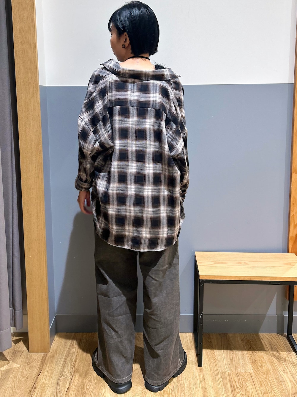 ブラック系のベスト、ブラック系のシャツ/ブラウス、ブラウン系のその他パンツを着用したレディースの秋コーディネートの3枚目の写真