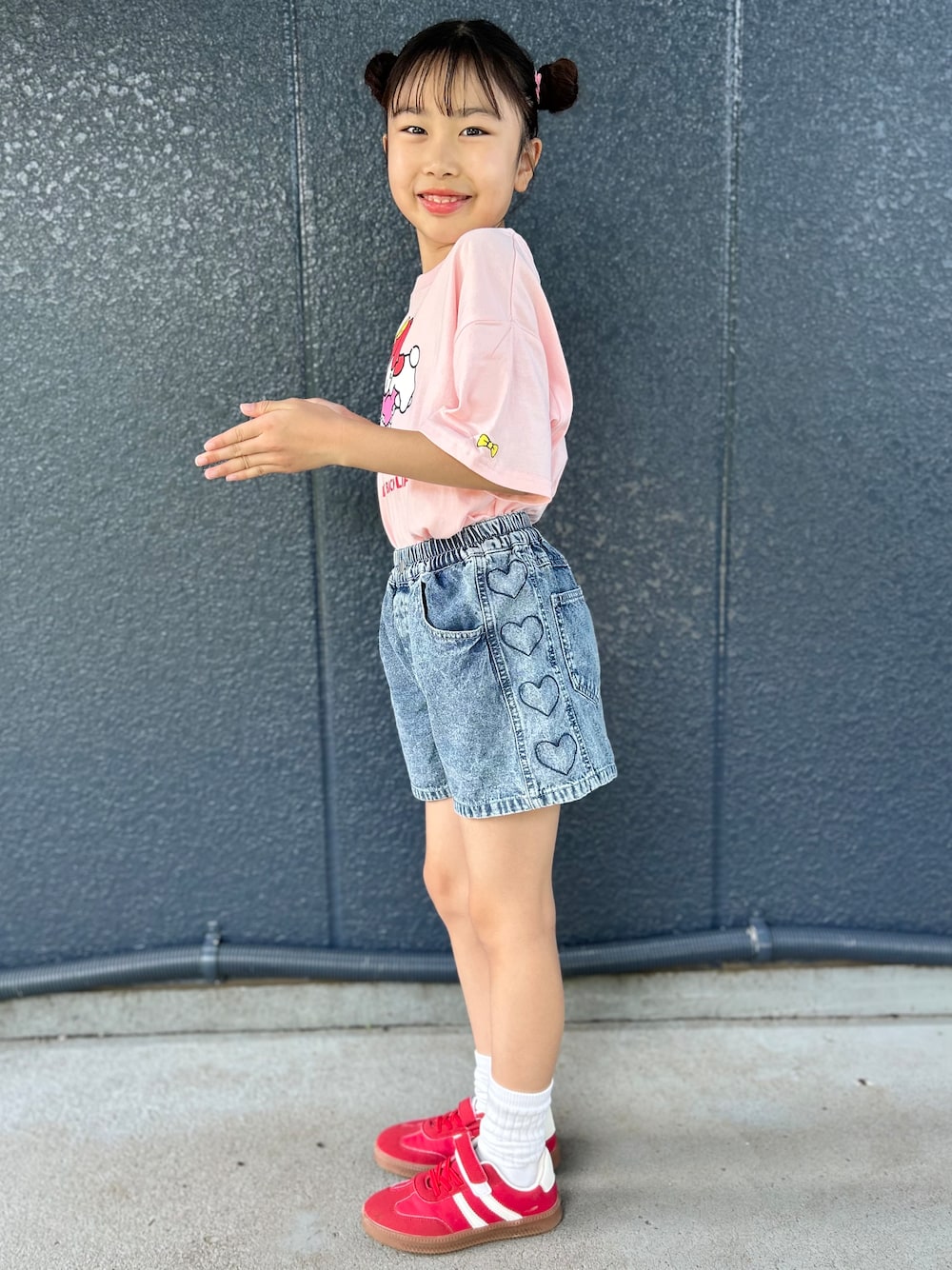 ピンク系のTシャツ/カットソー、ブルー系のその他パンツを着用したキッズの夏コーディネートの3枚目の写真