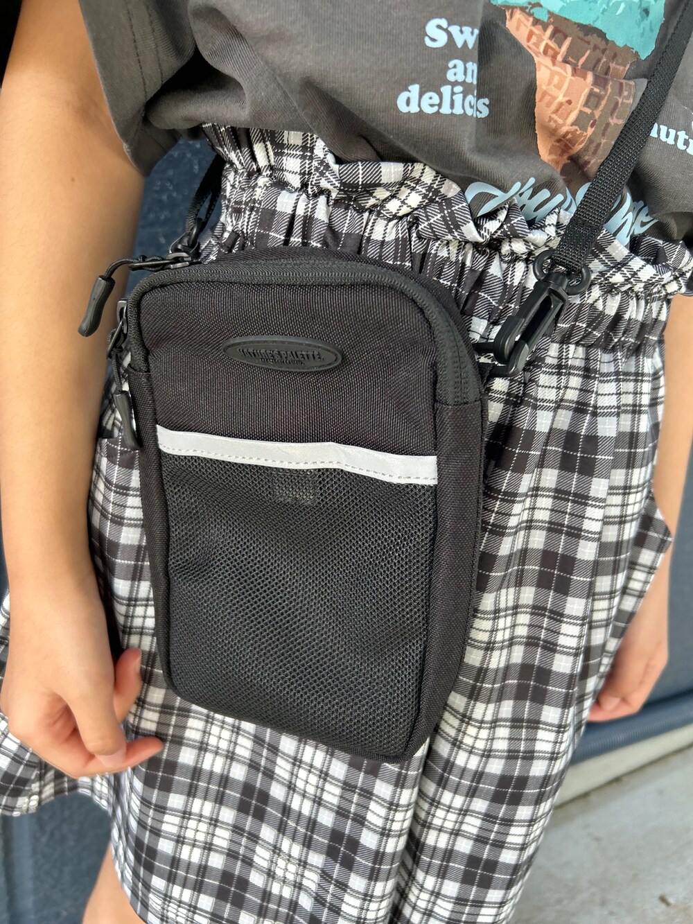 グレー系のTシャツ/カットソー、ブラック系のその他パンツ、ブラック系のショルダーバッグを着用したキッズの夏コーディネートの9枚目の写真