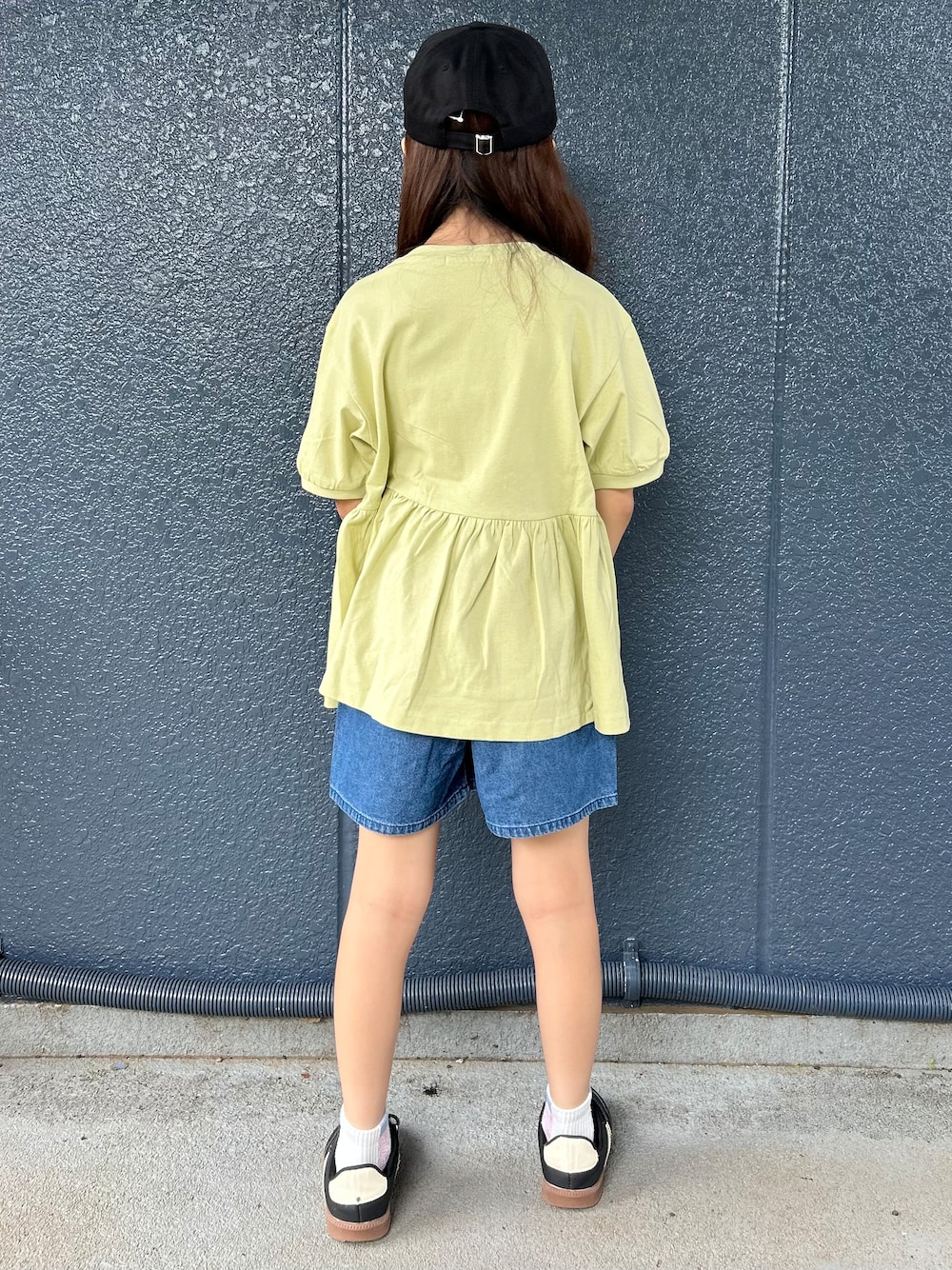 イエロー系のTシャツ/カットソー、ブルー系のその他パンツ、ブラック系のキャップを着用したキッズの夏コーディネートの3枚目の写真