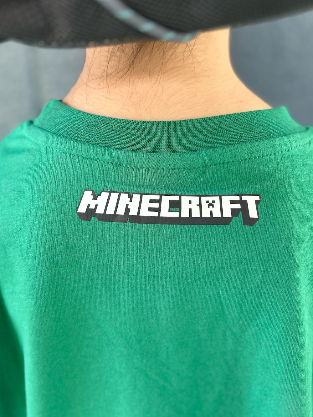 グリーン系のTシャツ/カットソー、ブラック系のスカート、ブラック系のハットを着用したキッズの夏コーディネートの5枚目の写真