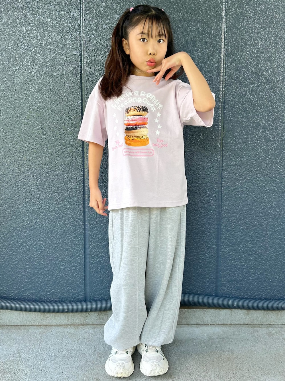 ピンク系のTシャツ/カットソー、グレー系のその他パンツ、ブラック系のショルダーバッグを着用したキッズの夏コーディネートの2枚目の写真